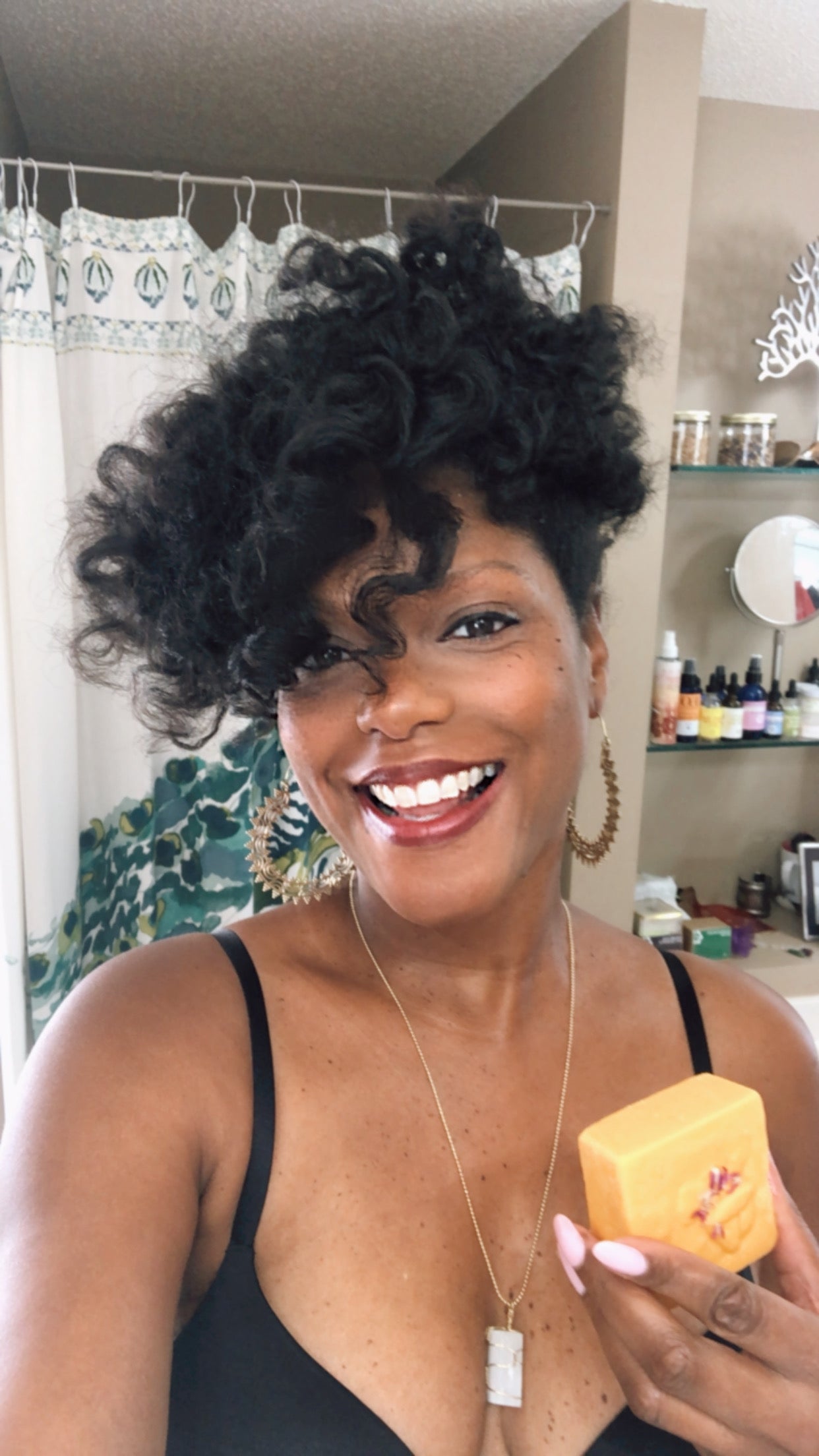 Load video: EssenceTree&#39;s 3-in-1 Bliss Scrub bar is amazing for dry, flaky skin. Here&#39;s how to use it: Clean skin first. Then apply a &quot;stripe&quot; of the bar to wet skin. Massage into body thoroughly. Rinse well and pat skin dry.